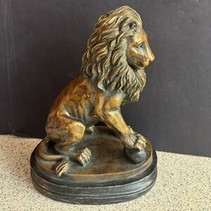 14” Vintage Majestic resin lion sculpture on base.Bronze and black.